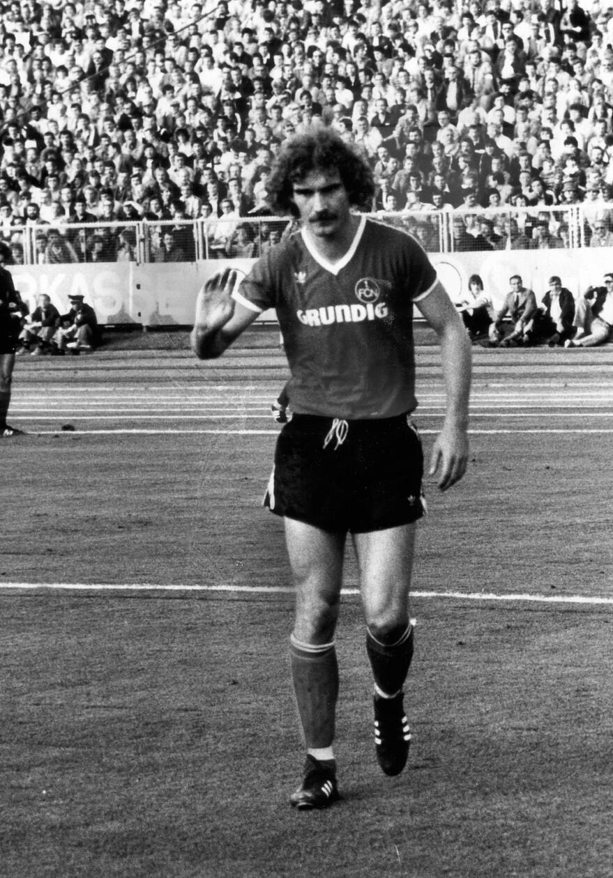 Horst Weyerich Horst Weyerich (als Jugendlicher wurde er bayerischer Meister im Handball) schloss sich schon früh dem 1. FC Nürnberg an. 1974 feierte er mit dem Clubnachwuchs den Gewinn der deutschen Meisterschaft. Nach dem Sprung in die erste Mannschaft avancierte der sozial engagierte Weyerich zum Stamm-Libero und absolvierte 132 Erst- und 98 Zweitligapartien für den 1. FCN. Als eine der Hauptfiguren der Spielerrevolte gegen Heinz Höher flog er im Oktober 1984 beim Club raus. Ein halbes Jahr später schloss er sich der Spielvereinigung an, für die er noch zwei Jahre in der Bayernliga kickte, ehe er in Zirndorf seine Karriere ausklingen ließ.