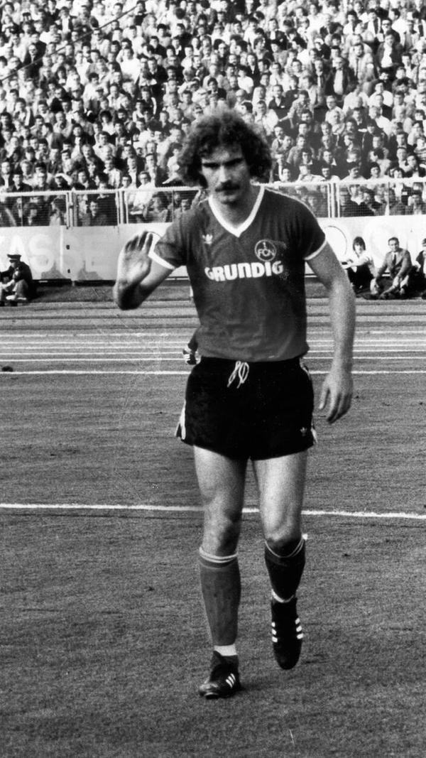 Horst Weyerich Horst Weyerich (als Jugendlicher wurde er bayerischer Meister im Handball) schloss sich schon früh dem 1. FC Nürnberg an. 1974 feierte er mit dem Clubnachwuchs den Gewinn der deutschen Meisterschaft. Nach dem Sprung in die erste Mannschaft avancierte der sozial engagierte Weyerich zum Stamm-Libero und absolvierte 132 Erst- und 98 Zweitligapartien für den 1. FCN. Als eine der Hauptfiguren der Spielerrevolte gegen Heinz Höher flog er im Oktober 1984 beim Club raus. Ein halbes Jahr später schloss er sich der Spielvereinigung an, für die er noch zwei Jahre in der Bayernliga kickte, ehe er in Zirndorf seine Karriere ausklingen ließ.