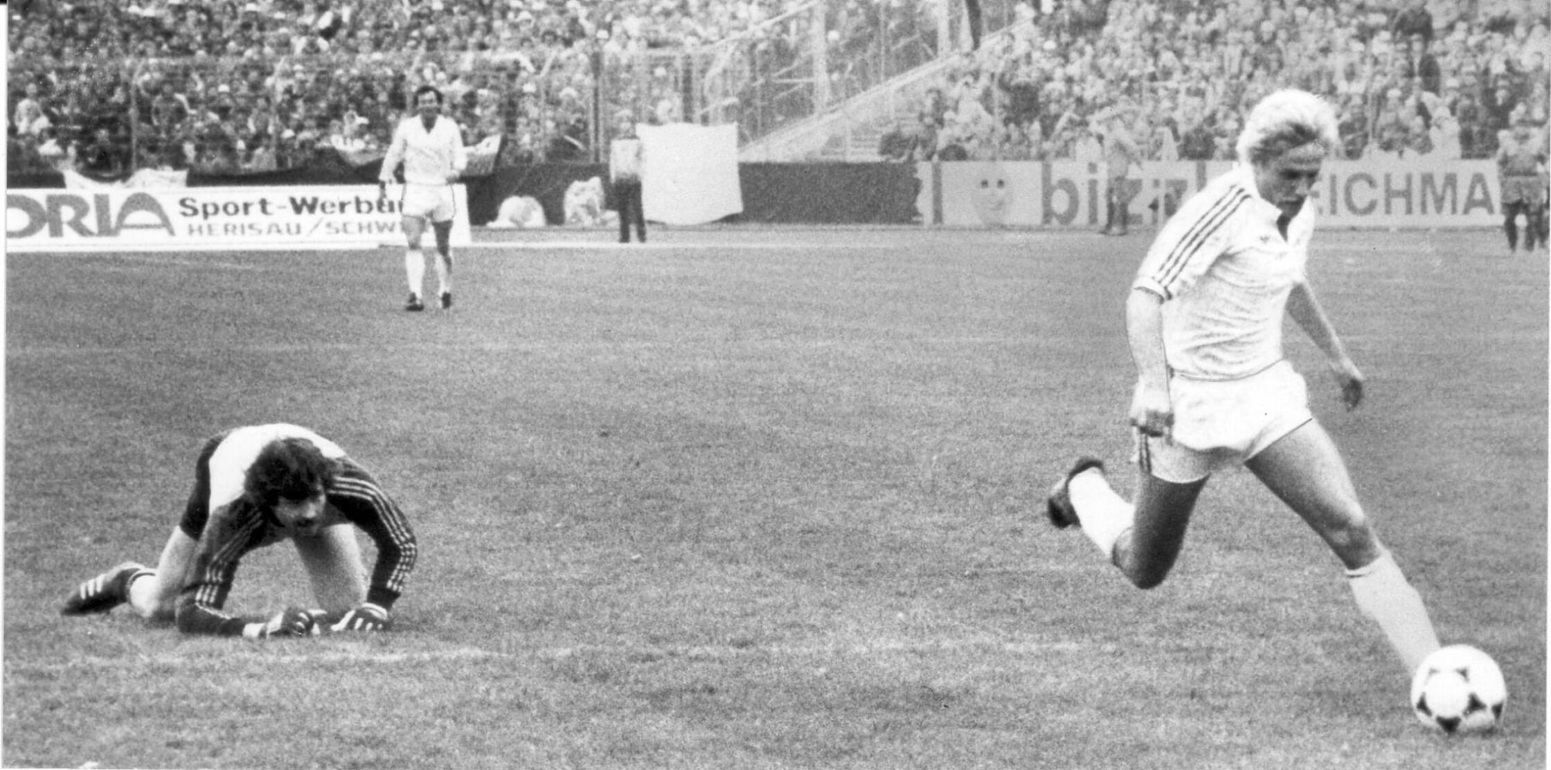 Werner Dreßel Der in Unterfranken geborene Jugendnationalspieler schaffte nach seiner Juniorenzeit beim 1. FC Nürnberg 1977 sofort den Sprung in die Bundesliga, allerdings nicht hier in der Region. Über Bremen und Hamburg kehrte Dreßel (hier gegen Manni Müller vor dem zwischenzeitlichen 2:0 bei der 2:4-Endspielniederlage im DFB-Pokal 1982 gegen den FC Bayern) erst im August 1981 per Blitztransfer zurück an den Valznerweiher. Richtig lange blieb er nicht: zu Beginn der Saison 1983/84 wurde er im Tausch mit Manni Burgsmüller an den BVB verkauft. Nach dem Ende seiner aktiven Laufbahn kehrte er nach Franken zurück, wo er beim Kleeblatt als Jugend- und Co-Trainer - zwischenzeitlich auch als Interimscoach - Beschäftigung fand.
