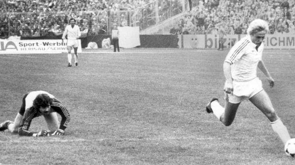 Werner Dreßel Der in Unterfranken geborene Jugendnationalspieler schaffte nach seiner Juniorenzeit beim 1. FC Nürnberg 1977 sofort den Sprung in die Bundesliga, allerdings nicht hier in der Region. Über Bremen und Hamburg kehrte Dreßel (hier gegen Manni Müller vor dem zwischenzeitlichen 2:0 bei der 2:4-Endspielniederlage im DFB-Pokal 1982 gegen den FC Bayern) erst im August 1981 per Blitztransfer zurück an den Valznerweiher. Richtig lange blieb er nicht: zu Beginn der Saison 1983/84 wurde er im Tausch mit Manni Burgsmüller an den BVB verkauft. Nach dem Ende seiner aktiven Laufbahn kehrte er nach Franken zurück, wo er beim Kleeblatt als Jugend- und Co-Trainer - zwischenzeitlich auch als Interimscoach - Beschäftigung fand.