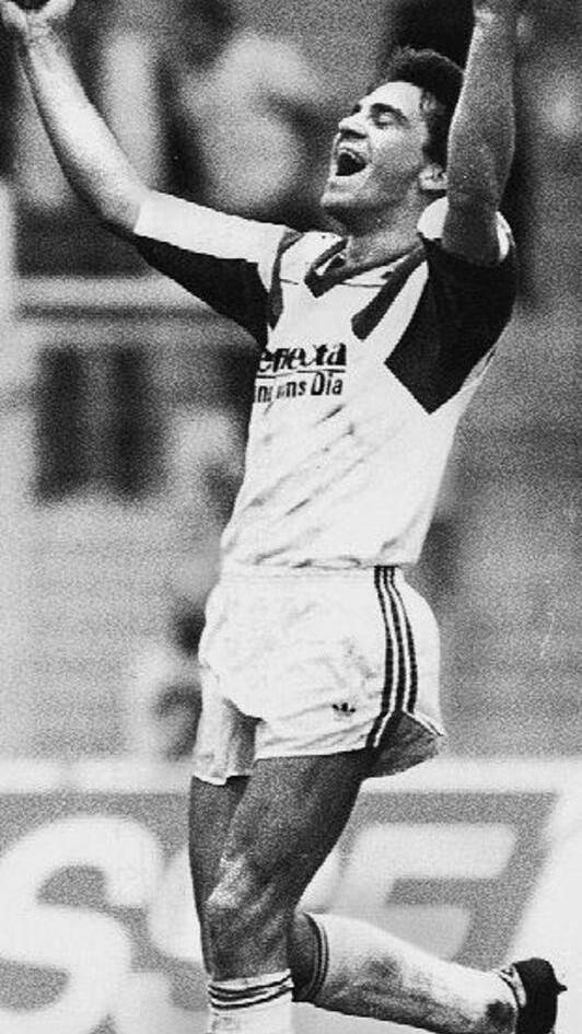 Günter Drews Der gebürtige Berliner schnürte zwischen 1989 und 1992 die Fußballstiefel für den FCN. In dieser Zeit bestritt er 23 Erstliga-Einsätze, beim 2:0-Heimerfolg gegen Waldhof Mannheim trug er sich einmal in die Torschützenliste ein. Nach einem Intermezzo beim Schweizer Zweitligisten AC Bellinzona kehrte der Mittelfeld-Akteur 1994 nach Franken zurück. Mit der SpVgg Fürth schaffte er den Sprung aus der Bayernliga in die wieder etablierte Regionalliga Süd. Nach dem Ende seiner aktiven Laufbahn betätigte sich Drews als Trainer in der Region.