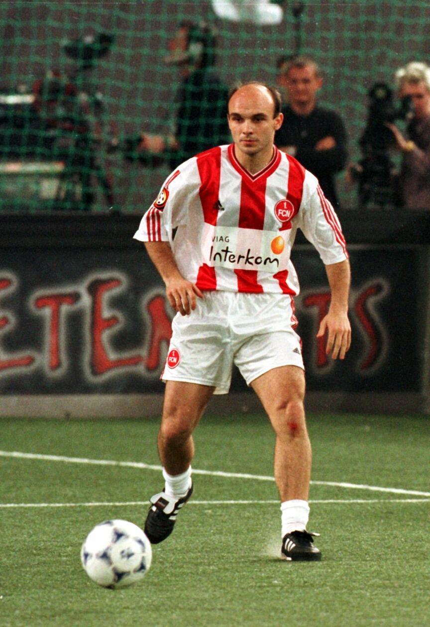 Zivojin Juskic Mit sommerlicher Frisur und der Empfehlung, 1998 mit dem FK Obilic Belgrad jugoslawischer Meister geworden zu sein, schlug Juskic im Januar 1999 in der Nürnberg auf. Für den Club kam der vermeintliche Mittelfeld-Stratege in der Rückrunde der Abstiegssaison 1998/99 lediglich dreimal zum Zug, ehe er im nachfolgenden Sommer beim zu diesem Zeitpunkt Zweitliga-Konkurrenten jenseits der Stadtgrenze anheuerte. Für das Kleeblatt streifte sich der Serbe noch zehnmal im Unterhaus das Trikot über, ehe er beim SV Darmstadt 98 als Spieler und Trainer sesshaft wurde.