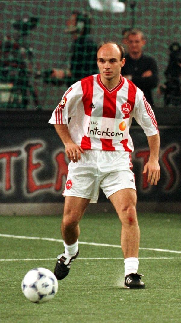 Zivojin Juskic Mit sommerlicher Frisur und der Empfehlung, 1998 mit dem FK Obilic Belgrad jugoslawischer Meister geworden zu sein, schlug Juskic im Januar 1999 in der Nürnberg auf. Für den Club kam der vermeintliche Mittelfeld-Stratege in der Rückrunde der Abstiegssaison 1998/99 lediglich dreimal zum Zug, ehe er im nachfolgenden Sommer beim zu diesem Zeitpunkt Zweitliga-Konkurrenten jenseits der Stadtgrenze anheuerte. Für das Kleeblatt streifte sich der Serbe noch zehnmal im Unterhaus das Trikot über, ehe er beim SV Darmstadt 98 als Spieler und Trainer sesshaft wurde.