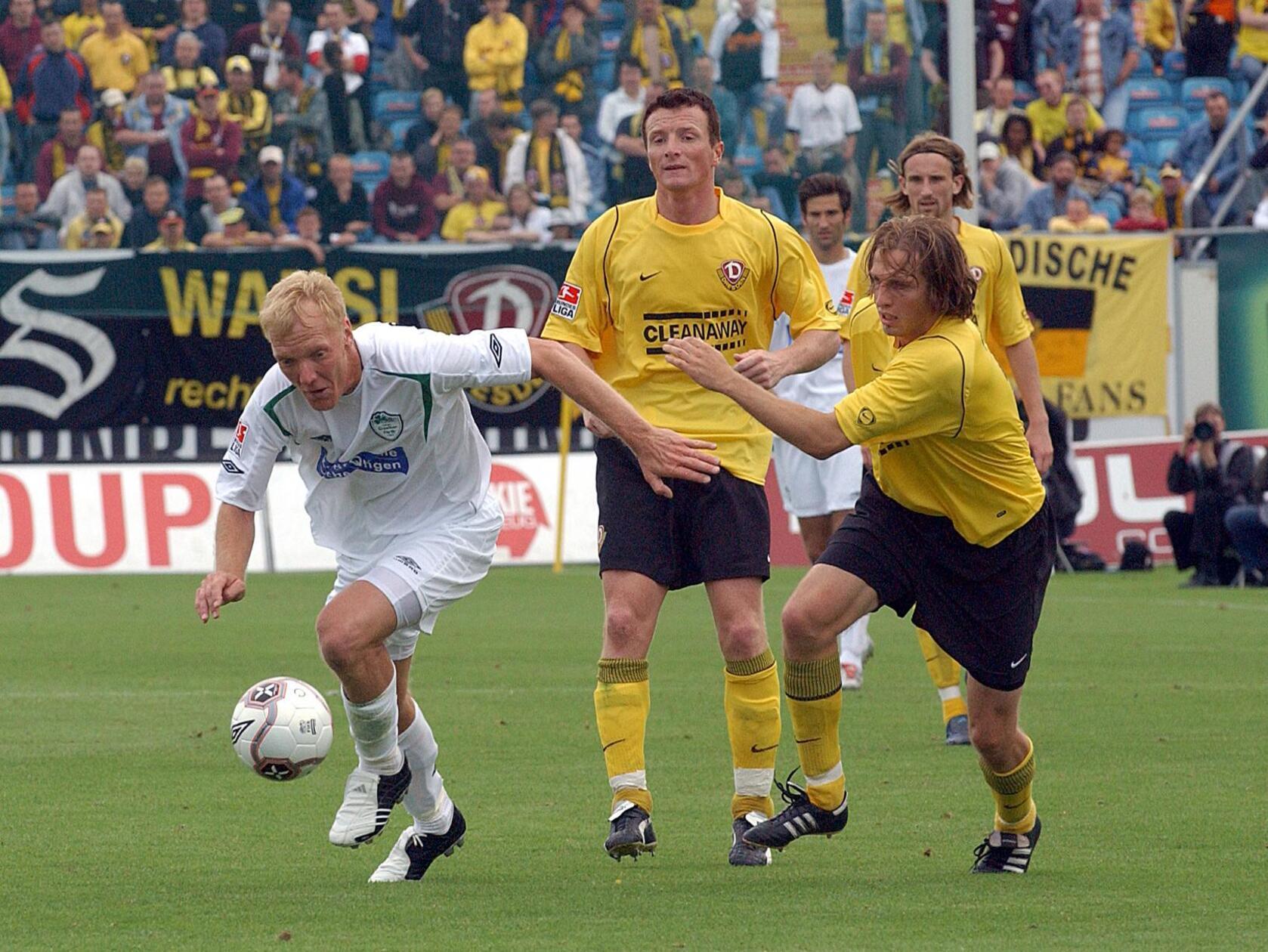 Marcus Feinbier Im Sommer 1999 schnappten sich die Cluberer Marcus Feinbier, die Fürther nach Luft. Der kleine Nachbar hätte sich die Dienste des Goalgetters, der 1987 in Leverkusens UEFA-Pokalsieger-Saison für die Werkself debütiert hatte, für die anstehenden Direkt-Vergleiche im Unterhaus gerne selbst gesichert. Nach einem Zwischenstopp bei Zweitliga-Aufsteiger Ahlen ging der Angreifer schließlich doch noch für die Spielvereinigung auf Torejagd: zwischen 2003 und 2005 mit 22 Treffern in 62 Liga-Partien durchaus erfolgreich.