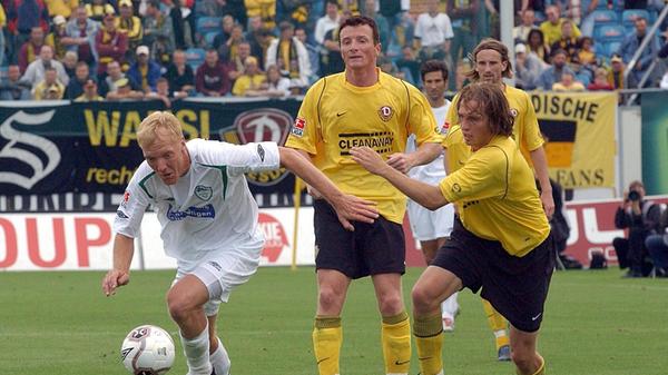 Marcus Feinbier Im Sommer 1999 schnappten sich die Cluberer Marcus Feinbier, die Fürther nach Luft. Der kleine Nachbar hätte sich die Dienste des Goalgetters, der 1987 in Leverkusens UEFA-Pokalsieger-Saison für die Werkself debütiert hatte, für die anstehenden Direkt-Vergleiche im Unterhaus gerne selbst gesichert. Nach einem Zwischenstopp bei Zweitliga-Aufsteiger Ahlen ging der Angreifer schließlich doch noch für die Spielvereinigung auf Torejagd: zwischen 2003 und 2005 mit 22 Treffern in 62 Liga-Partien durchaus erfolgreich.