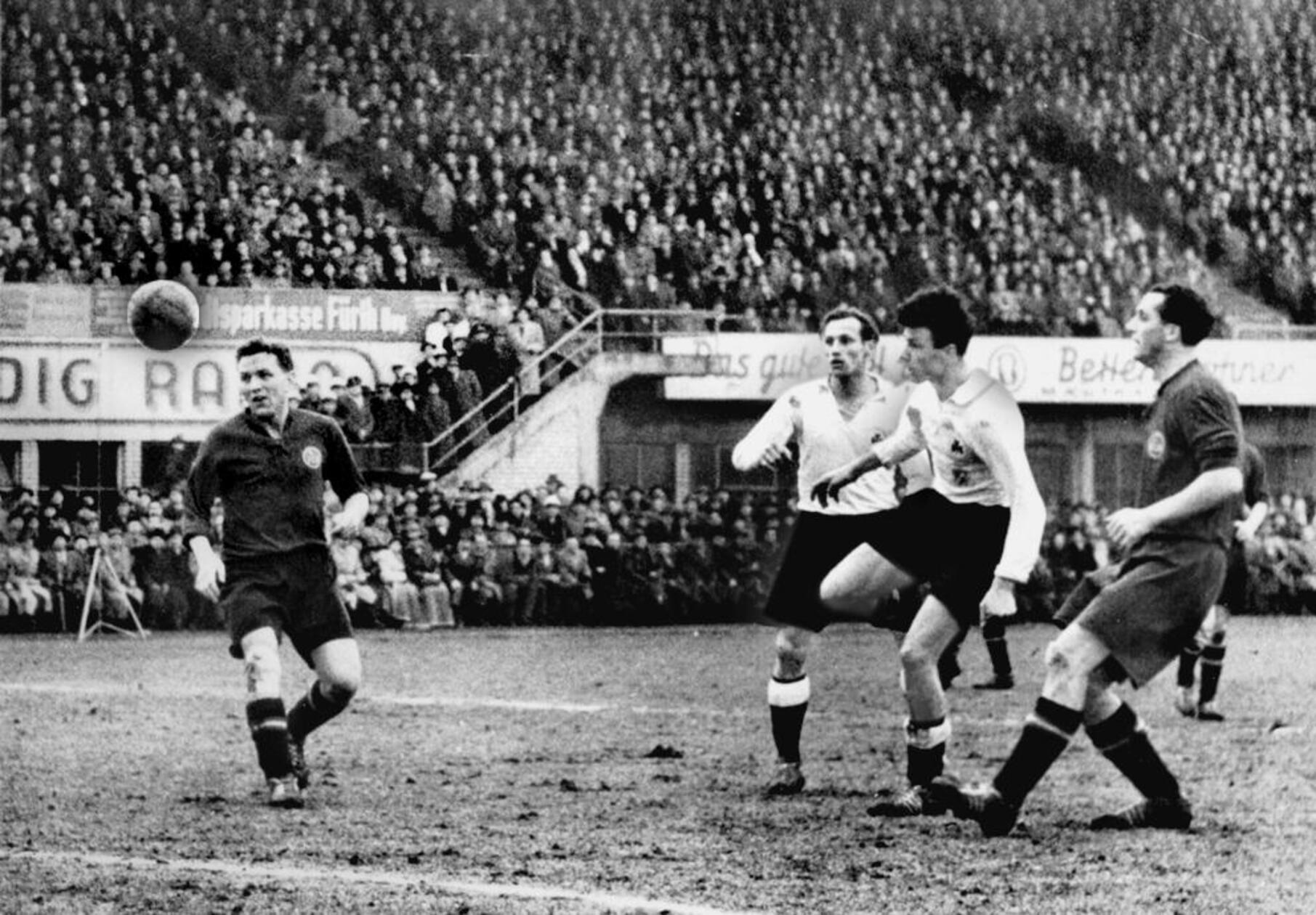 Reinhold Gettinger Im Derby 1957 visierte Torjäger "Bobby" Gettinger noch im Kleeblatt-Dress den gegnerischen Kasten an. Sein Transfer vor der Saison 1960/61 sorgte für helle Aufregung und eine einjährige Sperre des Stürmers. Der Club hatte Gettinger auf dem Weg zum Training abgefangen und abgeworben. Die Clubzeitung berichtete von einem "Kreuzotternnest", die Spielvereinigung fügte in den Vertrag eine Klausel ein, dass in den nächsten fünf Jahren kein Spielerwechsel mehr zwischen den Rivalen zuzulassen sei. Nach seiner Sperre absolvierte das Streitobjekt noch 33 Oberliga- und elf Bundesligaspiele, ehe ein Beinbruch 1964 das Karriereende bedeutete.