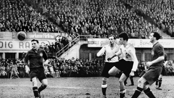 Reinhold Gettinger Im Derby 1957 visierte Torjäger "Bobby" Gettinger noch im Kleeblatt-Dress den gegnerischen Kasten an. Sein Transfer vor der Saison 1960/61 sorgte für helle Aufregung und eine einjährige Sperre des Stürmers. Der Club hatte Gettinger auf dem Weg zum Training abgefangen und abgeworben. Die Clubzeitung berichtete von einem "Kreuzotternnest", die Spielvereinigung fügte in den Vertrag eine Klausel ein, dass in den nächsten fünf Jahren kein Spielerwechsel mehr zwischen den Rivalen zuzulassen sei. Nach seiner Sperre absolvierte das Streitobjekt noch 33 Oberliga- und elf Bundesligaspiele, ehe ein Beinbruch 1964 das Karriereende bedeutete.