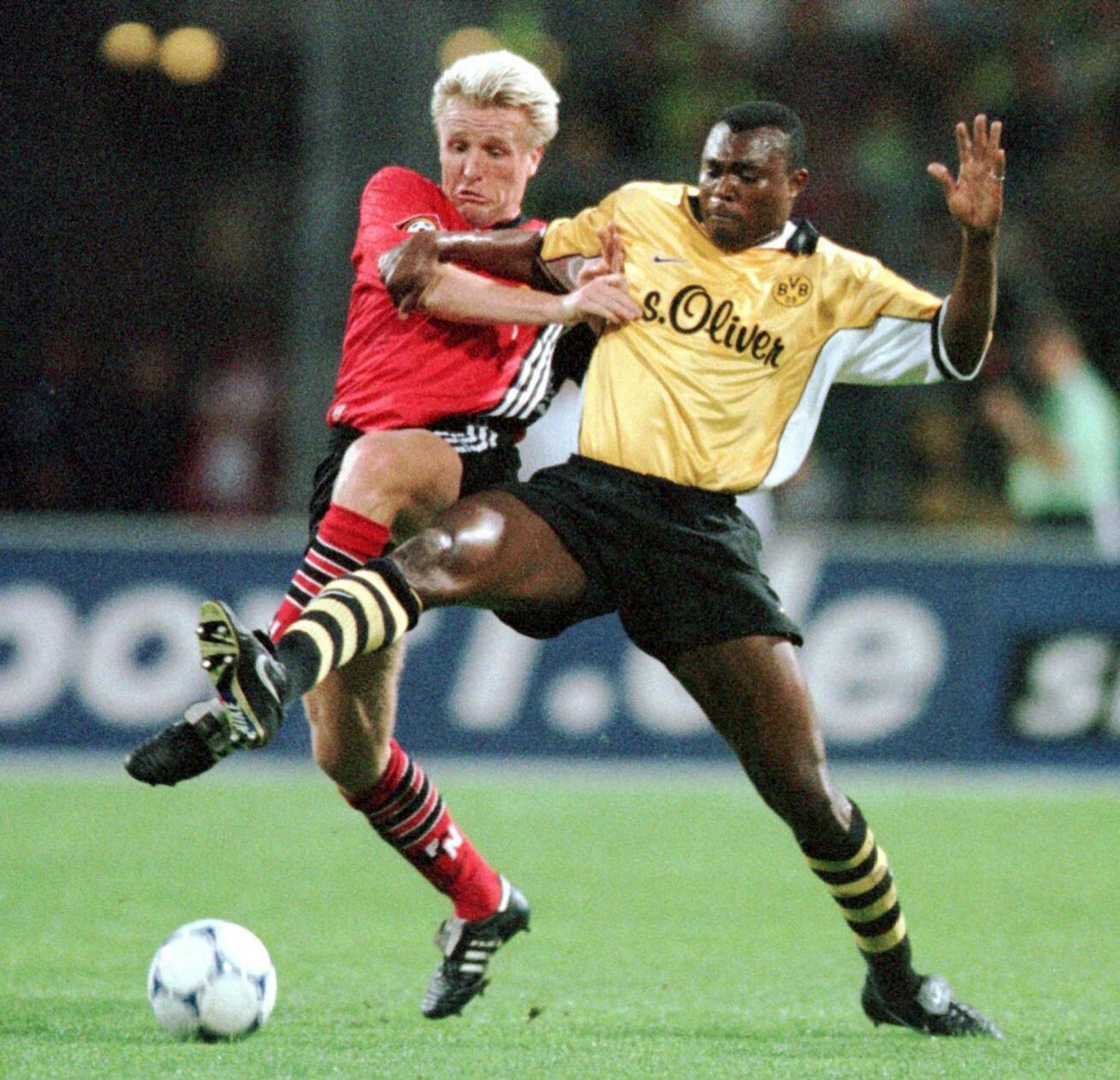 Thomas Richter Im Sommer 1997 feierte die im Vorjahr fusionierte SpVgg Greuther Fürth den Aufstieg ins Bundesliga-Unterhaus, das sie als dienstältester Zweitligist bis Mai 2012 bewohnte. Thomas Richter hatte entscheidenden Anteil am Aufstieg und ab dem 1. Juli einen neuen Arbeitgeber. Auch beim Club etablierte sich der kampfstarke Schwabe rasch als "Mr. Zuverlässig" und steuerte seinen Teil zum Nürnberger Comeback in die Erstklassigkeit bei. Unter Club-Coach Felix Magath nach einem Tranferhickhack aussortiert, kehrte Richter nach Stationen bei den Münchner Löwen und in Magdeburg in den Ronhof zurück, ohne dort allerdings an seine alte Leistungsstärke anknüpfen zu können.