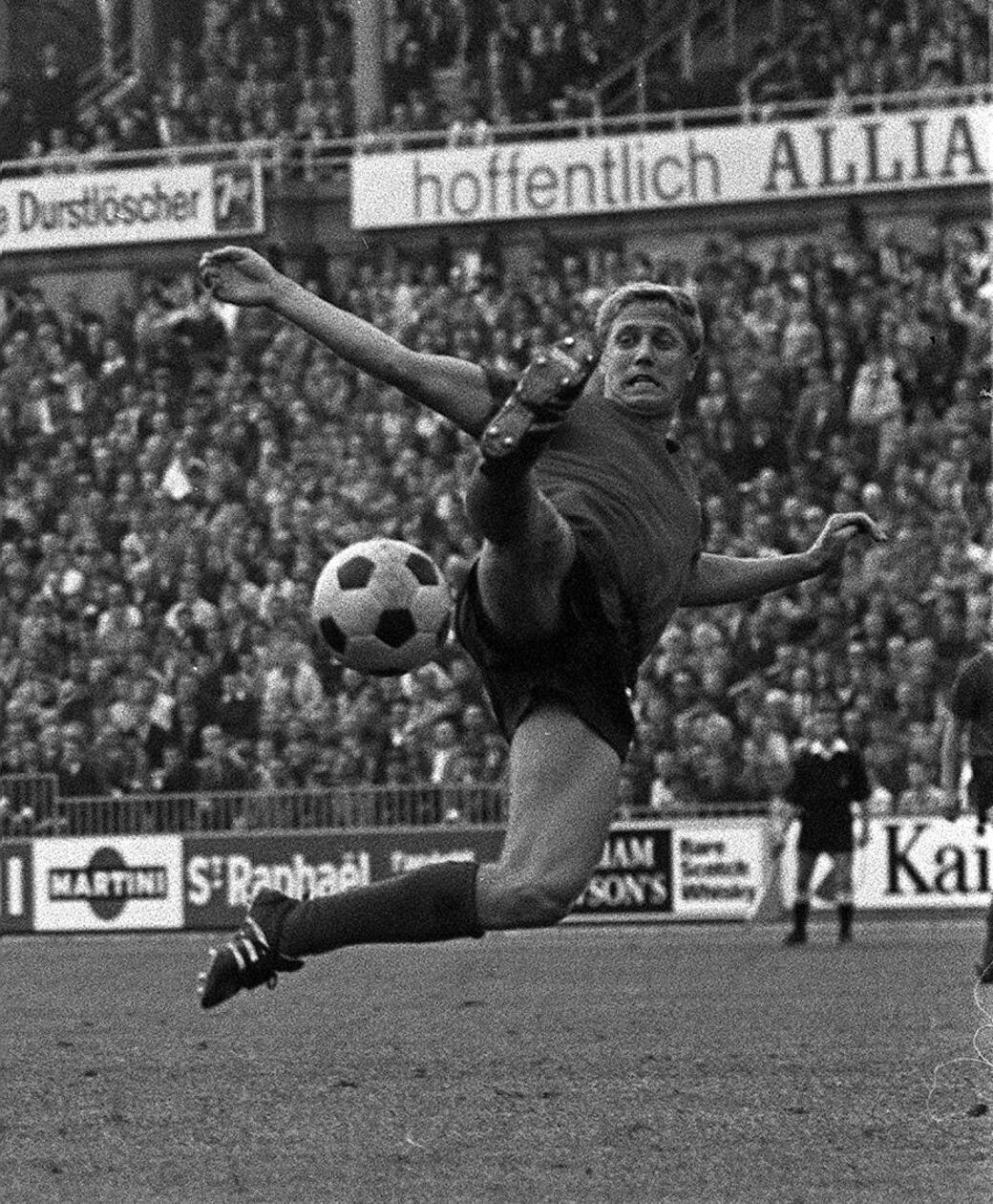 Franz Brungs Das "Goldköpfchen", ein Färdder – niemals! Als Spieler war die Tormaschine, die für den Club die Kugel in der Bundesliga 50 Mal – beim legendären 7:3 gegen die Bayern gleich fünfmal - in die Maschen jagte, zwar nicht für den Lokalrivalen aktiv. Als Trainer schon: In der Saison 1982/83 gab der Goalgetter außer Dienst seine Tipps und Tricks an die Stürmer der Spielvereinigung Fürth weiter.