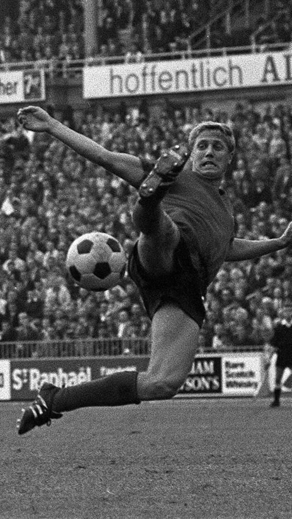 Franz Brungs Das "Goldköpfchen", ein Färdder – niemals! Als Spieler war die Tormaschine, die für den Club die Kugel in der Bundesliga 50 Mal – beim legendären 7:3 gegen die Bayern gleich fünfmal - in die Maschen jagte, zwar nicht für den Lokalrivalen aktiv. Als Trainer schon: In der Saison 1982/83 gab der Goalgetter außer Dienst seine Tipps und Tricks an die Stürmer der Spielvereinigung Fürth weiter.