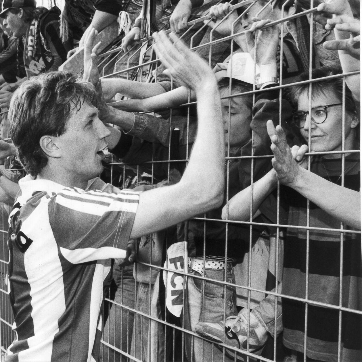 Reiner Wirsching Bei Bayernligist Schweinfurt verdiente sich der stürmische Medizinstudent erste Sporen und die Aufmerksamkeit des FCN, der ihn in der Winterpause der Bundesliga-Spielzeit 1988/89 an Bord holte. Wirsching überzeugte auch in der Beletage des deutschen Profi-Fußballs, wurde dann aber durch Verletzungen lahmgelegt. Nach einer Zwischenstation in der unterfränkischen Heimat bei den "Schnüdeln" (Spitzname der Schweinfurter) wechselte der kurz darauf promovierte Sportmediziner 1994 zum Regionalligisten TSV Vestenbergsgreuth und erlebte mit diesem 1994/95 die Erstrunden-Pokalsensation gegen den FC Bayern.