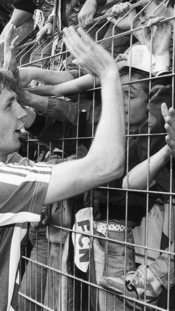 Reiner Wirsching Bei Bayernligist Schweinfurt verdiente sich der stürmische Medizinstudent erste Sporen und die Aufmerksamkeit des FCN, der ihn in der Winterpause der Bundesliga-Spielzeit 1988/89 an Bord holte. Wirsching überzeugte auch in der Beletage des deutschen Profi-Fußballs, wurde dann aber durch Verletzungen lahmgelegt. Nach einer Zwischenstation in der unterfränkischen Heimat bei den "Schnüdeln" (Spitzname der Schweinfurter) wechselte der kurz darauf promovierte Sportmediziner 1994 zum Regionalligisten TSV Vestenbergsgreuth und erlebte mit diesem 1994/95 die Erstrunden-Pokalsensation gegen den FC Bayern.