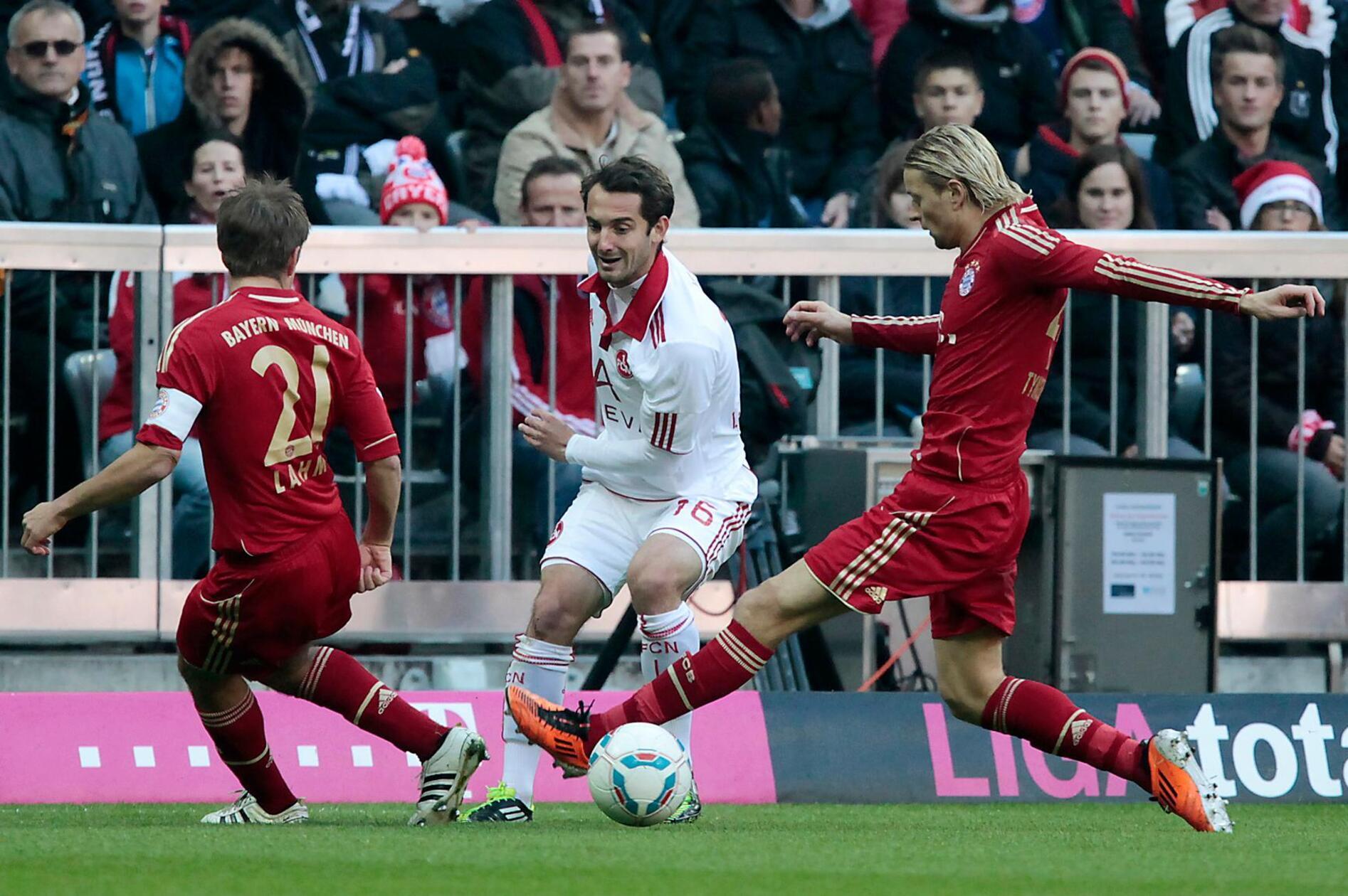 Juri Judt Der gebürtige Kasache lernte in der Kindheit sein Fußwerk beim FC Bayern - Zusatz: dem FC Bayern Kickers aus Nürnberg. Mit 13 Jahren ging Judt nach Fürth, schaffte bei der Spielvereinigung in der Saison 2005/06 den Sprung in den Profikader. Als dort die Einsatzzeiten weniger wurden, wechselte Judt zum 1. FC Nürnberg und stieg mit dem Club in der Saison 2008/09 prompt in die erste Liga auf. In seinem ersten Bundesligajahr hauptsächlich Einwechselspieler, zählte der engagierte, aber wortkarge Teamplayer im Folgejahr zur Stammelf des FCN. 2016 stellte Judt die Fußballschuhe eigentlich in den Schrank.