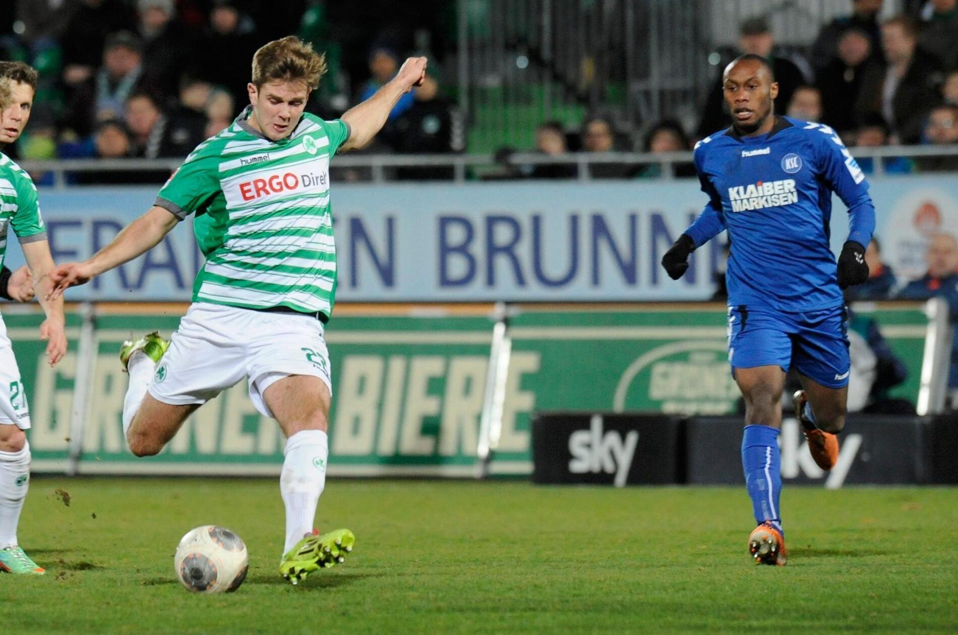 Niclas Füllkrug Lange Grün-Weiß, dann gleiche Farbkombination in anderer Reihenfolge und im Sommer 2014 der Wechsel über die Stadtgrenze: Niclas Füllkrug, lange Jahre bei Werder Bremen, lief 2013/14 für das Kleeblatt auf. In 25 Pflichtspielen erzielte "Lücke" lediglich sechs Treffer, vier davon aber beim 6:2 über Erzgebirge Aue am 13. Spieltag. Beim Club wollte Füllkrug den nächsten Karriereschritt machen, hatte in seiner Einstiegssaison beim FCN aber auch mit Verletzungsproblemen zu kämpfen. Spätestens nachdem ihn René Weiler als zweite Sturmspitze neben Guido Burgstaller beim Club aufbot, war der Sympathieträger in Nürnberg aber angekommen. Mit 14 Toren und vier Vorlagen arbeitete er den FCN beinahe in die Bundesliga zurück.