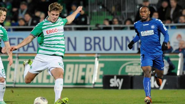 Niclas Füllkrug Lange Grün-Weiß, dann gleiche Farbkombination in anderer Reihenfolge und im Sommer 2014 der Wechsel über die Stadtgrenze: Niclas Füllkrug, lange Jahre bei Werder Bremen, lief 2013/14 für das Kleeblatt auf. In 25 Pflichtspielen erzielte "Lücke" lediglich sechs Treffer, vier davon aber beim 6:2 über Erzgebirge Aue am 13. Spieltag. Beim Club wollte Füllkrug den nächsten Karriereschritt machen, hatte in seiner Einstiegssaison beim FCN aber auch mit Verletzungsproblemen zu kämpfen. Spätestens nachdem ihn René Weiler als zweite Sturmspitze neben Guido Burgstaller beim Club aufbot, war der Sympathieträger in Nürnberg aber angekommen. Mit 14 Toren und vier Vorlagen arbeitete er den FCN beinahe in die Bundesliga zurück.