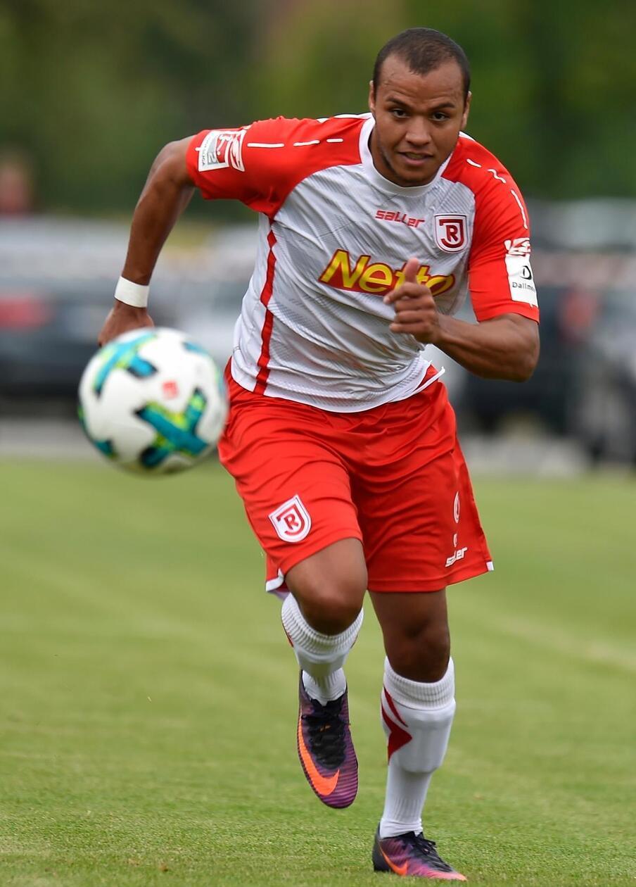 Jann George Jann George begann seine Karriere 1996 bei der SG Nürnberg Fürth und wechselte 2002 in die Jugend des 1. FC Nürnberg. Dort durchlief er sämtliche Jugendmannschaften und kam am 13. April 2010 erstmals für die U23 des Clubs zum Einsatz. Nach insgesamt 39 Spielen und elf Toren für die zweite Mannschaft des FCN wurde er Anfang November 2012 suspendiert. Nach wenigen Monaten beim TSV 1860 München landete er im Juli 2013 schließlich bei der SpVgg Greuther Fürth. Dort bekam er sogar Spielminuten im Profi-Team. Nach langen Jahren bei Jahn Regensburg hat es den Angreifer nach einem kurzen Zwischenstopp im Erzgebirge wieder ins Frankenland zur SpVgg Bayreuth verschlagen.