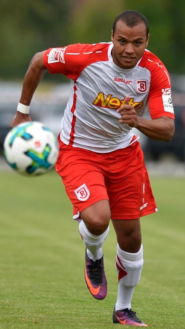 Jann George Jann George begann seine Karriere 1996 bei der SG Nürnberg Fürth und wechselte 2002 in die Jugend des 1. FC Nürnberg. Dort durchlief er sämtliche Jugendmannschaften und kam am 13. April 2010 erstmals für die U23 des Clubs zum Einsatz. Nach insgesamt 39 Spielen und elf Toren für die zweite Mannschaft des FCN wurde er Anfang November 2012 suspendiert. Nach wenigen Monaten beim TSV 1860 München landete er im Juli 2013 schließlich bei der SpVgg Greuther Fürth. Dort bekam er sogar Spielminuten im Profi-Team. Nach langen Jahren bei Jahn Regensburg hat es den Angreifer nach einem kurzen Zwischenstopp im Erzgebirge wieder ins Frankenland zur SpVgg Bayreuth verschlagen.