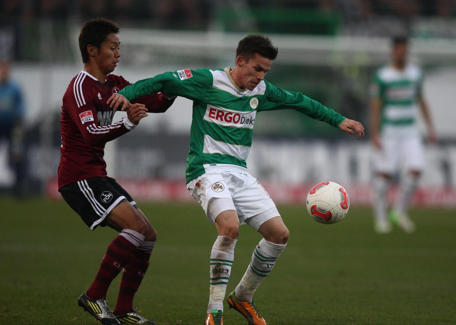 Zoltan Stieber Im Club-Dress konnte Nürnbergs Winterzugang der Saison 2015/16 keine Glanzlichter setzen. Bei der Spielvereinigung hinterließ Stieber zwischen 2012 bis 2014 derweil durchaus Eindruck. Während des Bundesliga-Intermezzos der Weiß-Grünen und der sich anschließenden Beinahe-Wiederaufstieg-Saison markierte der Magyar in 48 Spielen zwölf Treffer und legte eben so viele Tore auf. Auch beim Relegationsentscheid im Sommer gegen den HSV war Stieber einmal der Vorlagengeber. Beim Club sollte der Techniker den Abgang von Alessandro Schöpf kompensieren. Dies gelang ihm nicht. Lediglich ein Tor schoss er für den FCN.
