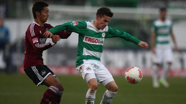 Zoltan Stieber Im Club-Dress konnte Nürnbergs Winterzugang der Saison 2015/16 keine Glanzlichter setzen. Bei der Spielvereinigung hinterließ Stieber zwischen 2012 bis 2014 derweil durchaus Eindruck. Während des Bundesliga-Intermezzos der Weiß-Grünen und der sich anschließenden Beinahe-Wiederaufstieg-Saison markierte der Magyar in 48 Spielen zwölf Treffer und legte eben so viele Tore auf. Auch beim Relegationsentscheid im Sommer gegen den HSV war Stieber einmal der Vorlagengeber. Beim Club sollte der Techniker den Abgang von Alessandro Schöpf kompensieren. Dies gelang ihm nicht. Lediglich ein Tor schoss er für den FCN.