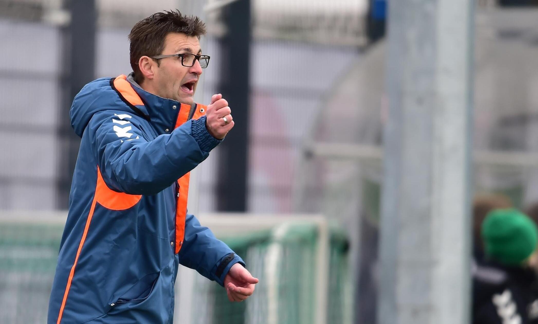 Michael Köllner Okay, zugegeben, als Fußballer war Michael Köllner nicht auf dem Level, für den Club oder die Spielvereinigung zu kicken. Als Trainer war er bei beiden Klubs aber umso beliebter: Die U17 des Kleeblatts leitete er in der Saison 2014/15, dann wechselte Köllner zum FCN - und wurde schließlich im März 2017 zum Chefcoach befördert. Das Amt hatte Nürnbergs damals ranghöchster Oberpfälzer fast zwei Jahre lang inne, ehe er im Februar 2019 gehen musste. Ab September 2019 war Köllner als Trainer des TSV 1860 München tätig, wurde bei diesem Ende Januar 2023 aber als Coach entlassen. Bis in den Frühsommer 2024 hinein coachte Köllner im Anschluss den FC Ingolstadt.