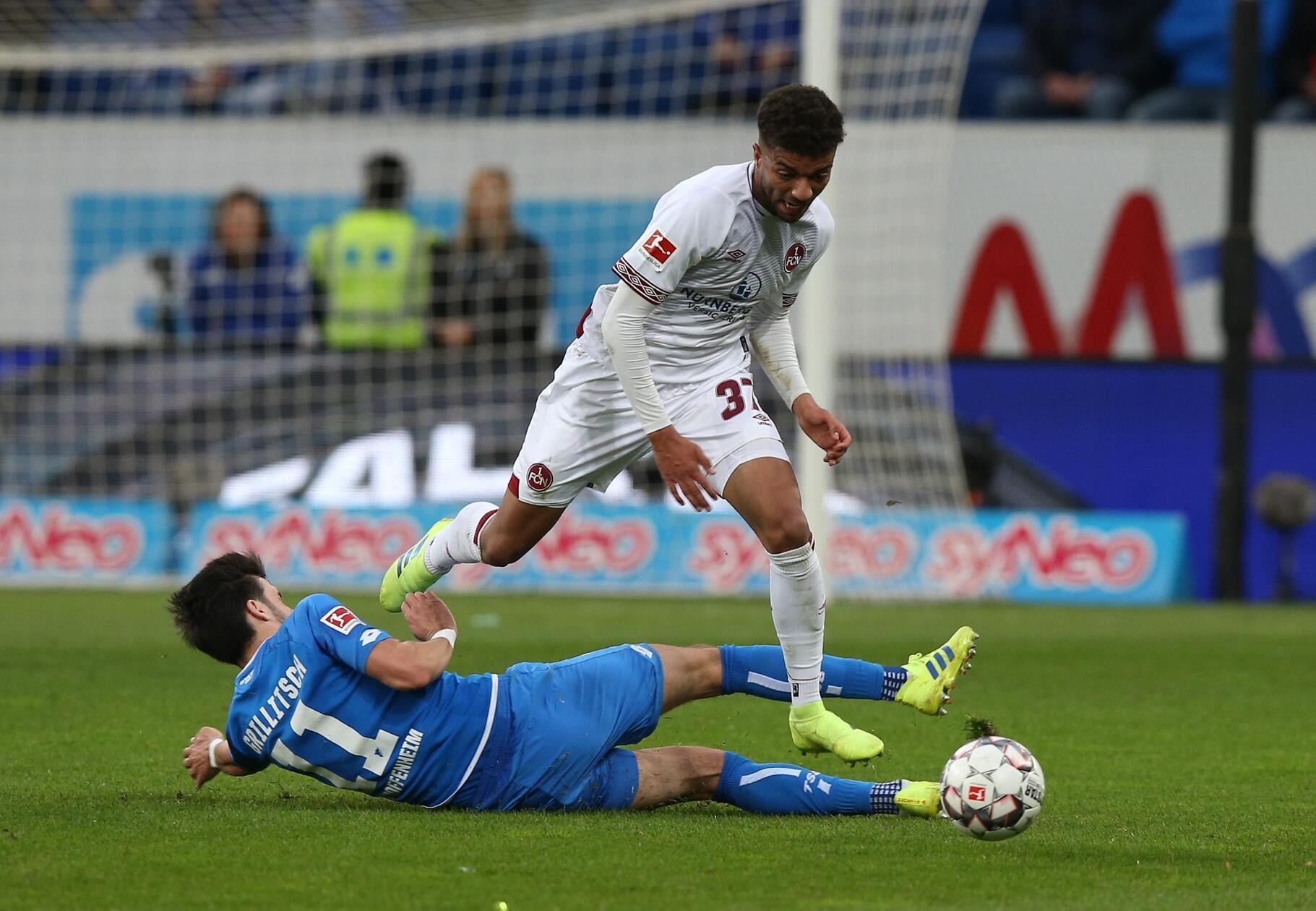 Timothy Tillman In Nürnberg geboren, bei der Spielvereinigung das Fußballspielen gelernt: Die Rede ist von Timothy Tillman, der in der Bundesligsaison 2018/19 im Profikader des 1. FC Nürnberg stand. Sechs Einsätze konnte der technisch versierte Offensivmann beim Club vorweisen, ehe ihn der FC Bayern nach Ende des Leihvertrages wieder zurückholte. Von Jahresbeginn 2020 an war der Edeltechniker ein weiteres Mal am Laubenweg aktiv. Inzwischen spielt Timothy Tillman in den USA professionell und sehr erfolgreich Fußball.
