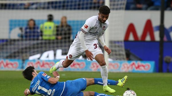 Timothy Tillman In Nürnberg geboren, bei der Spielvereinigung das Fußballspielen gelernt: Die Rede ist von Timothy Tillman, der in der Bundesligsaison 2018/19 im Profikader des 1. FC Nürnberg stand. Sechs Einsätze konnte der technisch versierte Offensivmann beim Club vorweisen, ehe ihn der FC Bayern nach Ende des Leihvertrages wieder zurückholte. Von Jahresbeginn 2020 an war der Edeltechniker ein weiteres Mal am Laubenweg aktiv. Inzwischen spielt Timothy Tillman in den USA professionell und sehr erfolgreich Fußball.