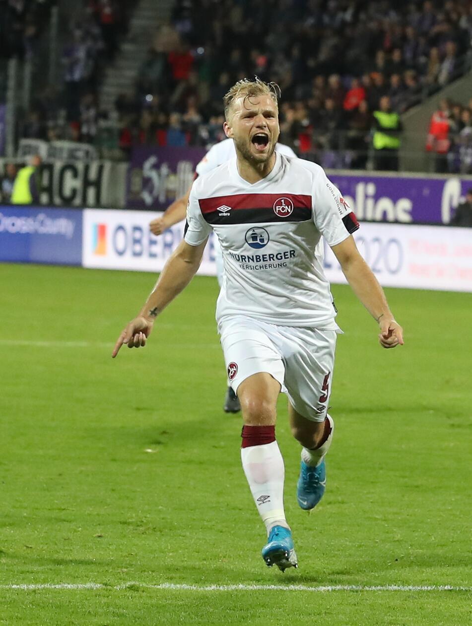 Johannes Geis Johannes Geis jubelt von 2019 bis 2024 für den 1. FC Nürnberg. Okay, gegen Ende seines Club-Engagements nicht mehr so häufig. Der in Schweinfurt geborene Standard-Spezialist ist jedoch auch jenseits der Stadtgrenze kein Unbekannter. Zwischen 2010 und 2013 war er für die SpVgg Greuther Fürth am Ball. 17 Spiele absolvierte er im Profi-Team, 28 waren es in der zweiten Mannschaft. Am 21. April 2013 schoss Geis das entscheidende Tor zum Derbysieg gegen den Club in Nürnberg - es war ein wirklich sehenswerter Treffer des unterfränkischen Scharfschützen.
