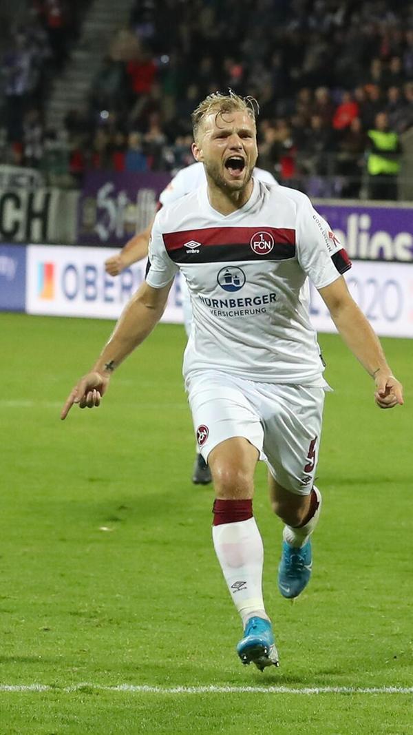 Johannes Geis Johannes Geis jubelt von 2019 bis 2024 für den 1. FC Nürnberg. Okay, gegen Ende seines Club-Engagements nicht mehr so häufig. Der in Schweinfurt geborene Standard-Spezialist ist jedoch auch jenseits der Stadtgrenze kein Unbekannter. Zwischen 2010 und 2013 war er für die SpVgg Greuther Fürth am Ball. 17 Spiele absolvierte er im Profi-Team, 28 waren es in der zweiten Mannschaft. Am 21. April 2013 schoss Geis das entscheidende Tor zum Derbysieg gegen den Club in Nürnberg - es war ein wirklich sehenswerter Treffer des unterfränkischen Scharfschützen.