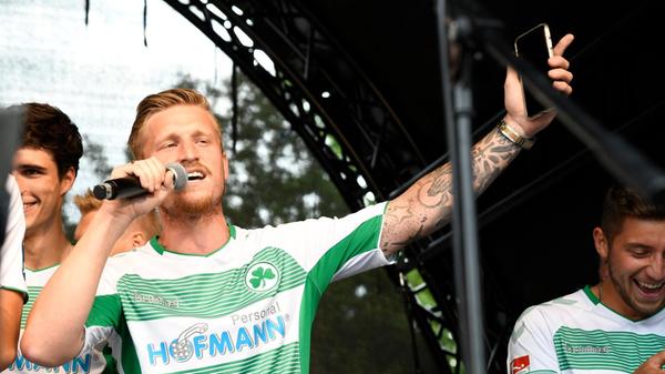 Marvin Stefaniak Dresden, Wolfsburg, Nürnberg, Wolfsburg, Fürth, Wolfsburg, Dresden, Würzburg, Aue. In dieser Reihenfolge verbrachte Marvin Stefaniak seine letzten Jahre im Profifußball. Während er das FCN-Trikot lediglich ein halbes Jahr trug, war er für das Kleeblatt zumindest die gesamte Saison am Ball. Seit Juli 2022 spielt Stefaniak im Erzgebirge.