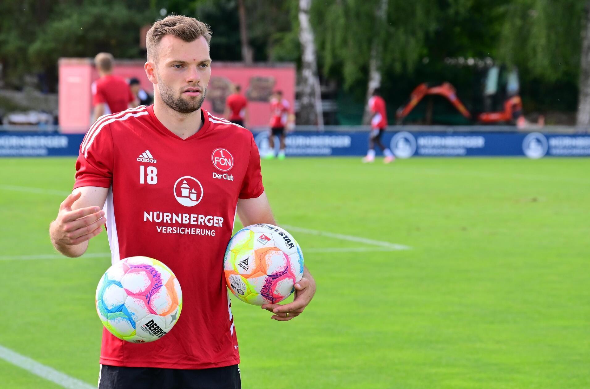 Manuel Wintzheimer ... der Ex-Nürnberger Manuel Wintzheimer,. In Arnstein geboren und dort wie in Schweinfurt seine ersten fußballerischen Schritte unternehmend, betätigte sich die Offensivkraft von 2010 bis 2013 sportlich für den Nachwuchs der Weiß-Grünen, ehe er als 14-Jähriger auf dem Bayern-Campus, in der Jugend des Branchenprimus, seine Entwicklung vorantrieb. Nach einem Frankenderby-Tor für den Club und mehreren Leihen spielt er aktuell für den 1. FC Schweinfurt 05.