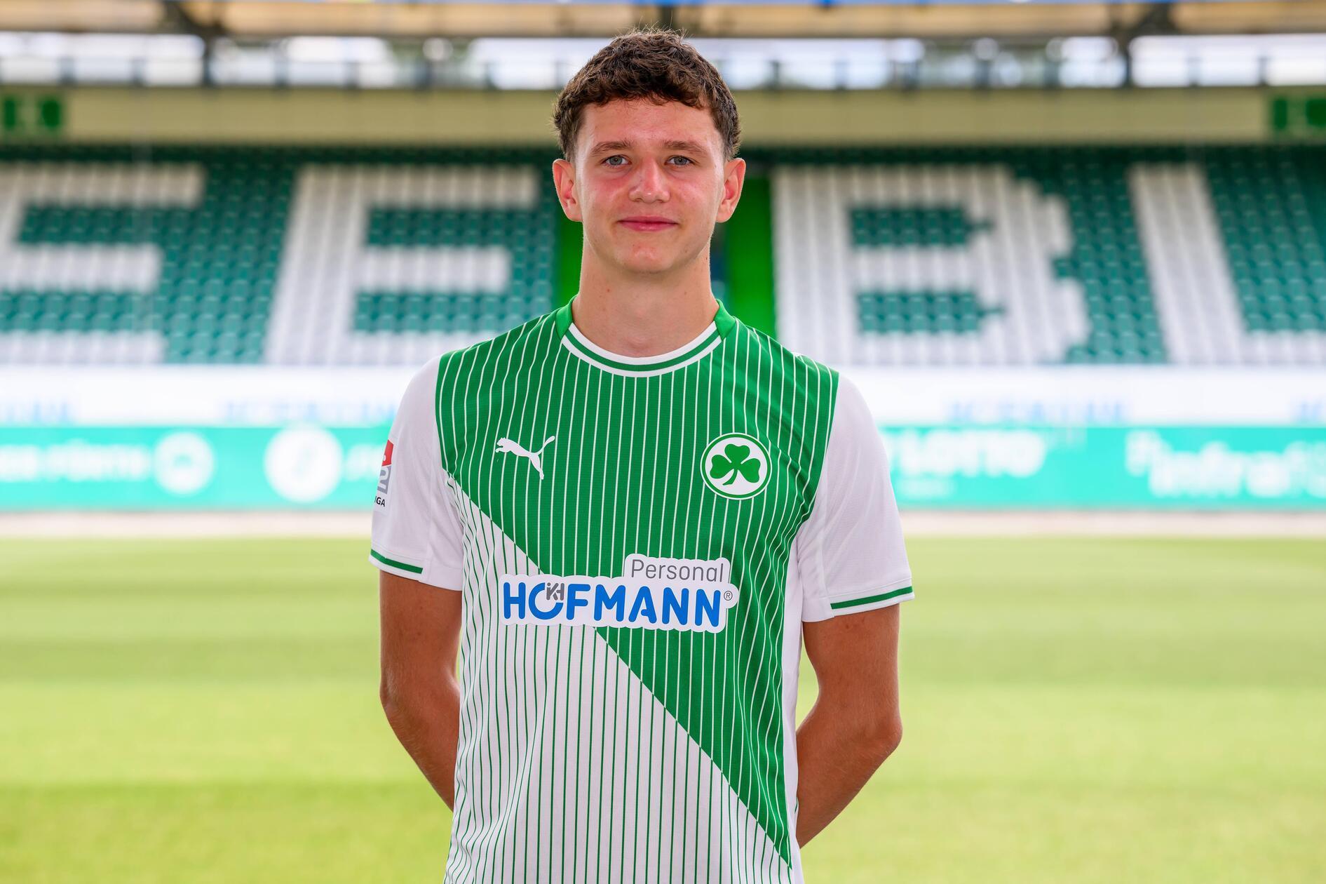 Jakob Engel Auch im aktuellen Kader der SpVgg Greuther Fürth hat ein Spieler eine Vergangenheit beim ungeliebten Nachbarn - auch hier lässt es sich als "Jugendsünde" abstempeln. Als Zwölfjähriger wechselte Jakob Engel zum 1. FC Nürnberg, dessen Trikot er für drei Jahre trug. Inzwischen kickt der 19-Jährige für das Kleeblatt, wartet aber noch auf sein Profidebüt.