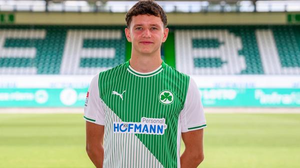 Jakob Engel Auch im aktuellen Kader der SpVgg Greuther Fürth hat ein Spieler eine Vergangenheit beim ungeliebten Nachbarn - auch hier lässt es sich als "Jugendsünde" abstempeln. Als Zwölfjähriger wechselte Jakob Engel zum 1. FC Nürnberg, dessen Trikot er für drei Jahre trug. Inzwischen kickt der 19-Jährige für das Kleeblatt, wartet aber noch auf sein Profidebüt.