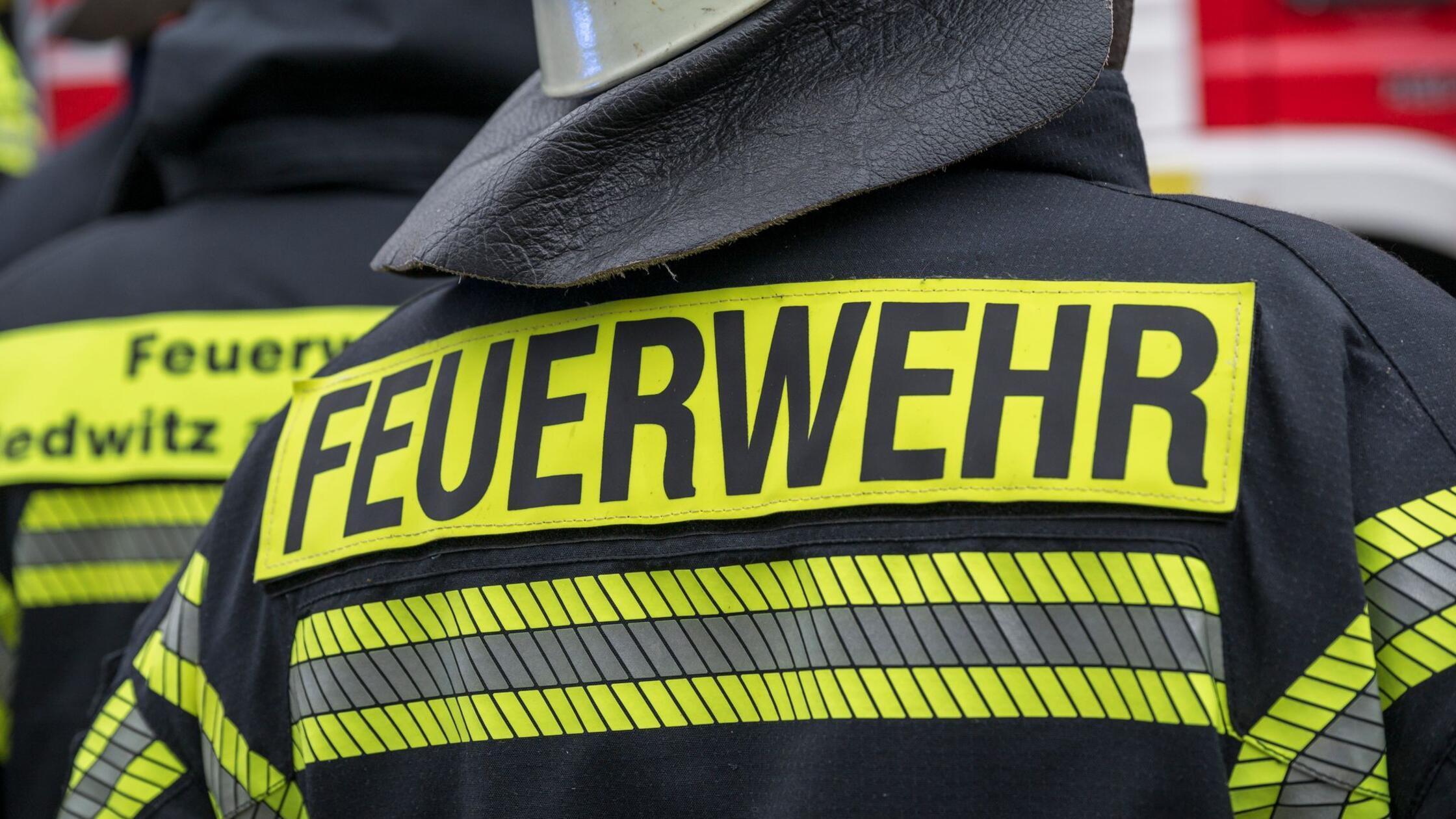 Eine Einsatzkraft der Feuerwehr. (zu dpa: «Pferdes
