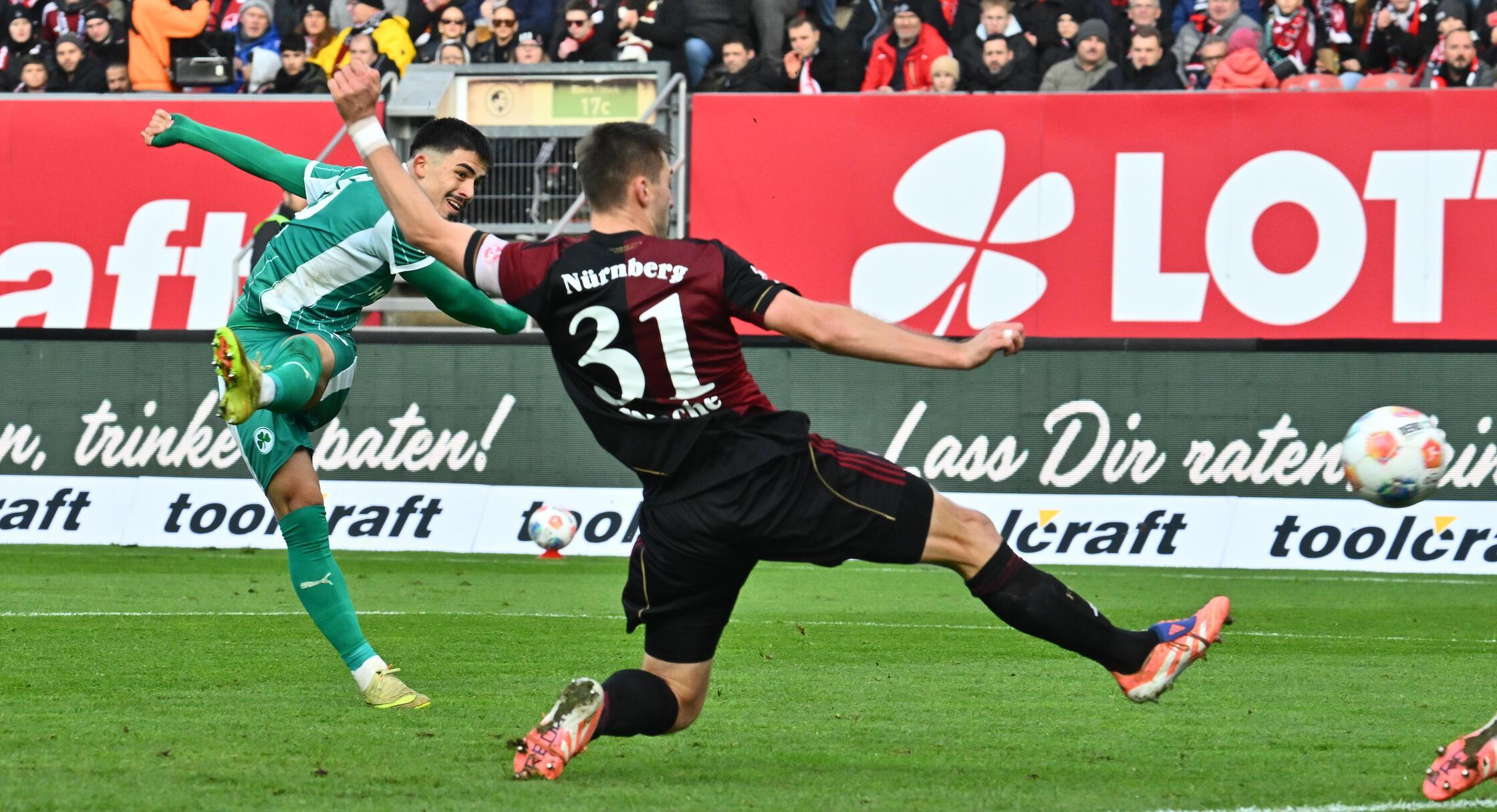 275. Frankenderby: Vier Treffer in 13 Minuten Nach dem Seitenwechsel brachen dafür alle Dämme: In weniger als einer Viertelstunde fielen vier Treffer, zweimal glich das Kleeblatt eine Führung des FCN aus. Lochoshvili eröffnete in der 48. Minute den Torreigen per Kopf, das letzte Wort hatte Aaron Keller, der mit seinem Treffer in der 61. Minute den 2:2-Endstand herstellte.