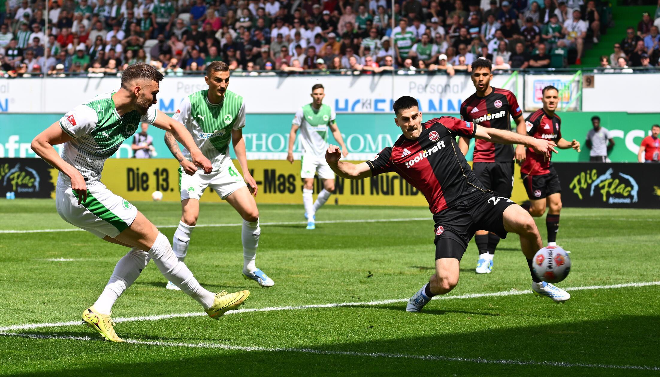 Und auch vor den Toren nimmt die Partie früh Fahrt auf: Felix Higl verpasst nach sechs Minuten nur knapp die frühe Führung für das Kleeblatt.