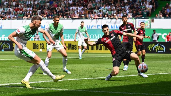 Und auch vor den Toren nimmt die Partie früh Fahrt auf: Felix Higl verpasst nach sechs Minuten nur knapp die frühe Führung für das Kleeblatt.