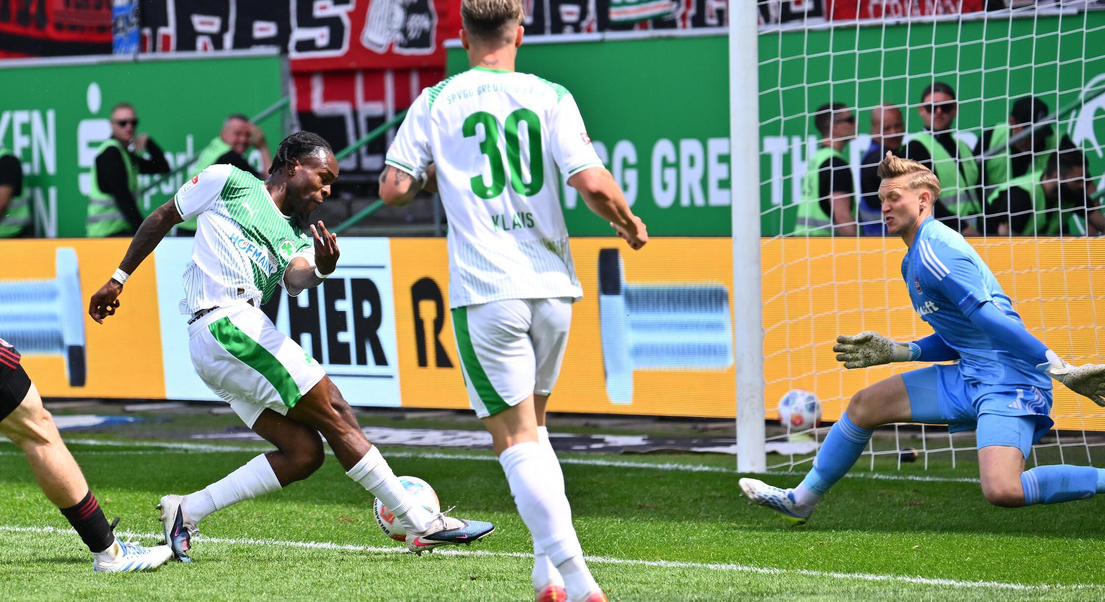 Das Kleeblatt hält den Druck aber hoch und belohnt sich: Einen Abschluss von Will kann Reichert zunächst parieren, doch Futkeu ist beim Abpraller zur Stelle und schiebt zum 1:0 ein.