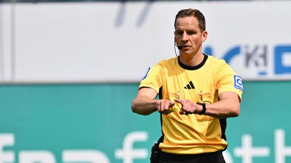 Wegen einer vermeintlichen Abseitsstellung wird dem Treffer zunächst die Anerkennung verweigert. Doch dann meldet sich der VAR...