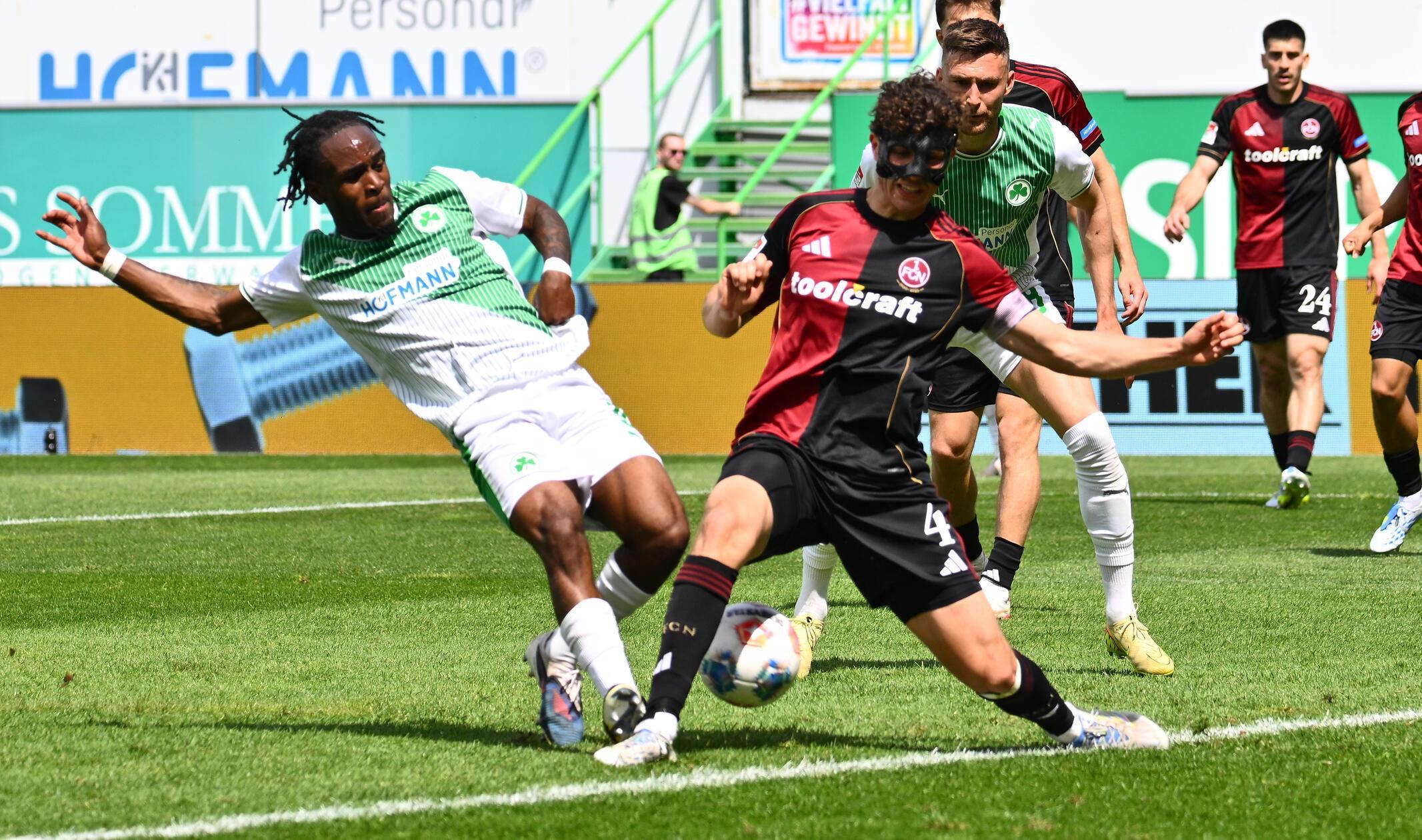 Die Fürther bleiben am Drücker und nähern sich mehrmals dem 2:0. Hier retter Gruber in höchster Not vor dem erneut einschussbereiten Futkeu.