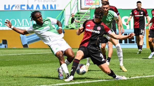 Die Fürther bleiben am Drücker und nähern sich mehrmals dem 2:0. Hier retter Gruber in höchster Not vor dem erneut einschussbereiten Futkeu.