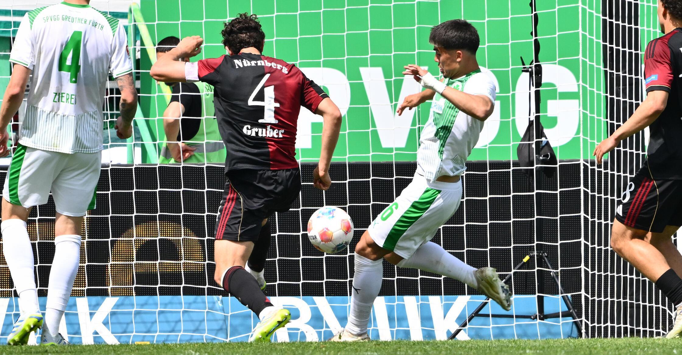 Doch in den zehn Minuten vor der Pause fängt sich der FCN und sucht nun selbst vermehrt den Weg nach vorne. Mit der ersten echten Torchance gleichen die Nürnberger aus: Das Kleeblatt bekommt nach einer Ecke den Ball nicht weg, über Umwege gelangt das Spielgerät zu Gruber, der aus kurzer Distanz das 1:1 erzielt.