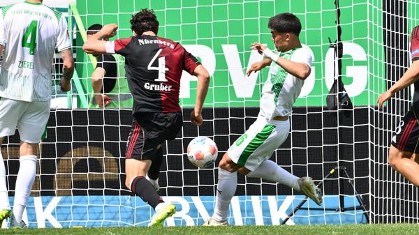 Doch in den zehn Minuten vor der Pause fängt sich der FCN und sucht nun selbst vermehrt den Weg nach vorne. Mit der ersten echten Torchance gleichen die Nürnberger aus: Das Kleeblatt bekommt nach einer Ecke den Ball nicht weg, über Umwege gelangt das Spielgerät zu Gruber, der aus kurzer Distanz das 1:1 erzielt.