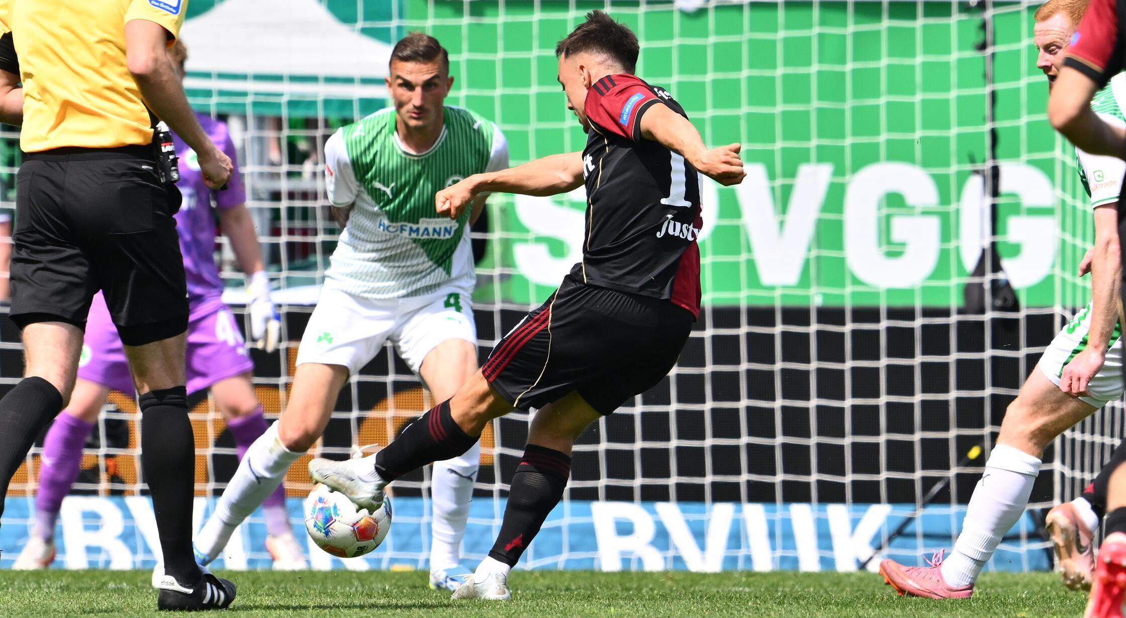 Der zweite Durchgang zeigt zunächst ein verändertes Bild: Der FCN kommt besser aus der Kabine und drängt nun seinererseits auf die Führung. Justvan verpasst aus zentraler Position denkbar knapp das 1:2.