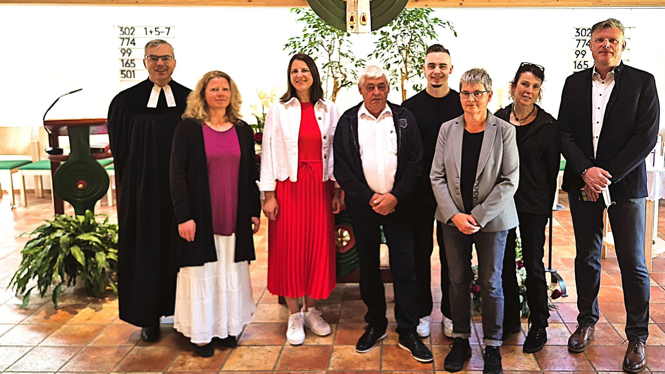 Pfarrer Joachim Roth mit den Geehrten beim Kirchwe