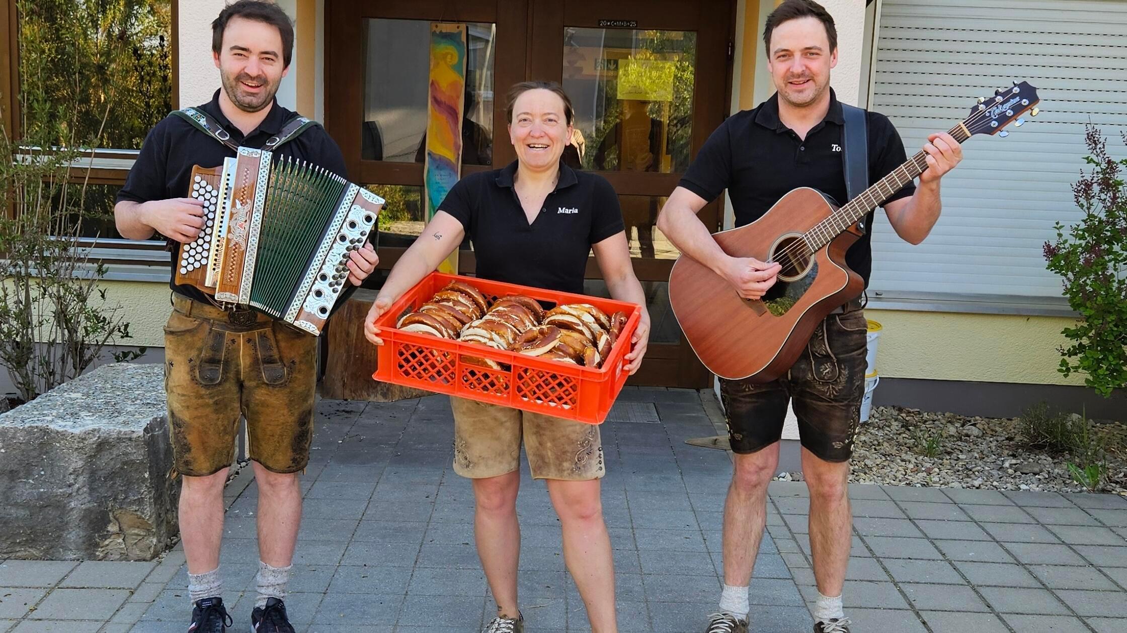 Die Abordnung des Kirwavereins Büsa schaute zur tr