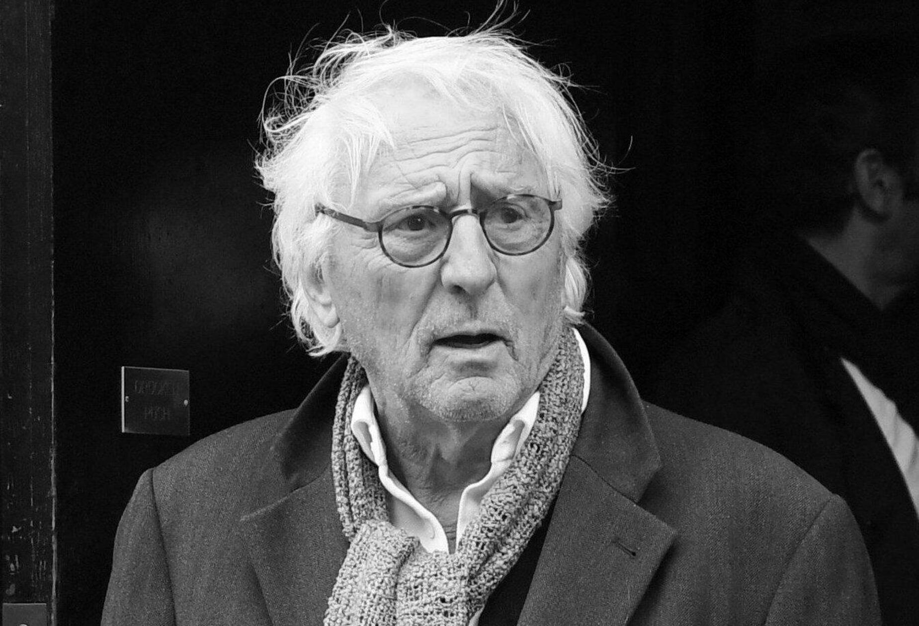 Der als „Tscharlie“ in der Kultserie „Münchner Geschichten“ bekanntgewordene Schauspieler <b>Günther Maria Halmer</b> ist tot. Der gebürtige Rosenheimer sei am Sonntag (10. Mai) im Alter von 83 Jahren gestorben, teilte das Münchner Residenztheater mit. Er stand neben Stars wie Senta Berger, Hanna Schygulla und Meryl Streep vor der Kamera.