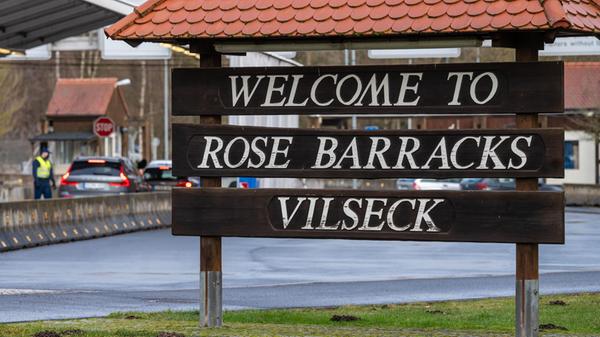 "Welcome to Rose Barracks Vilseck" steht am Eingan