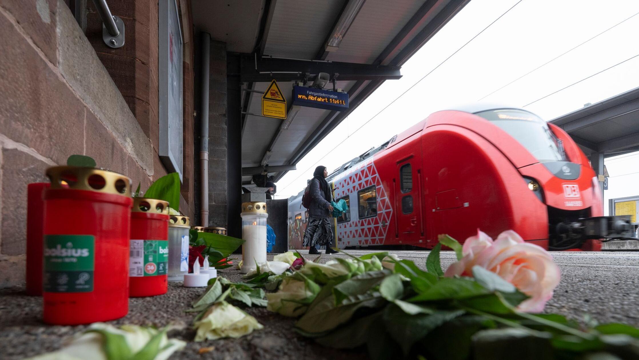 Kerzen und Blumen erinnern auf dem Bahnsteig am Ba