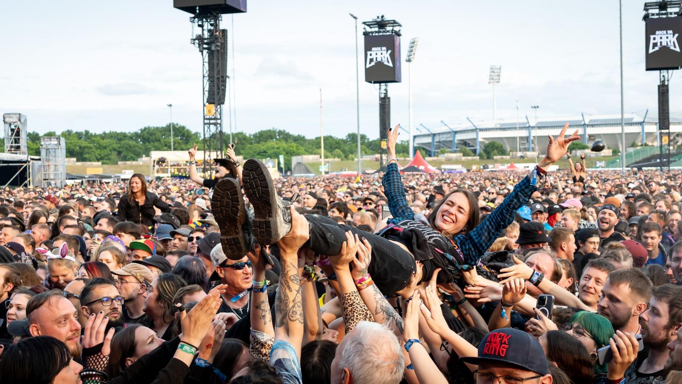 Eine Zuschauerin wird beim Open-Air-Festival «Rock