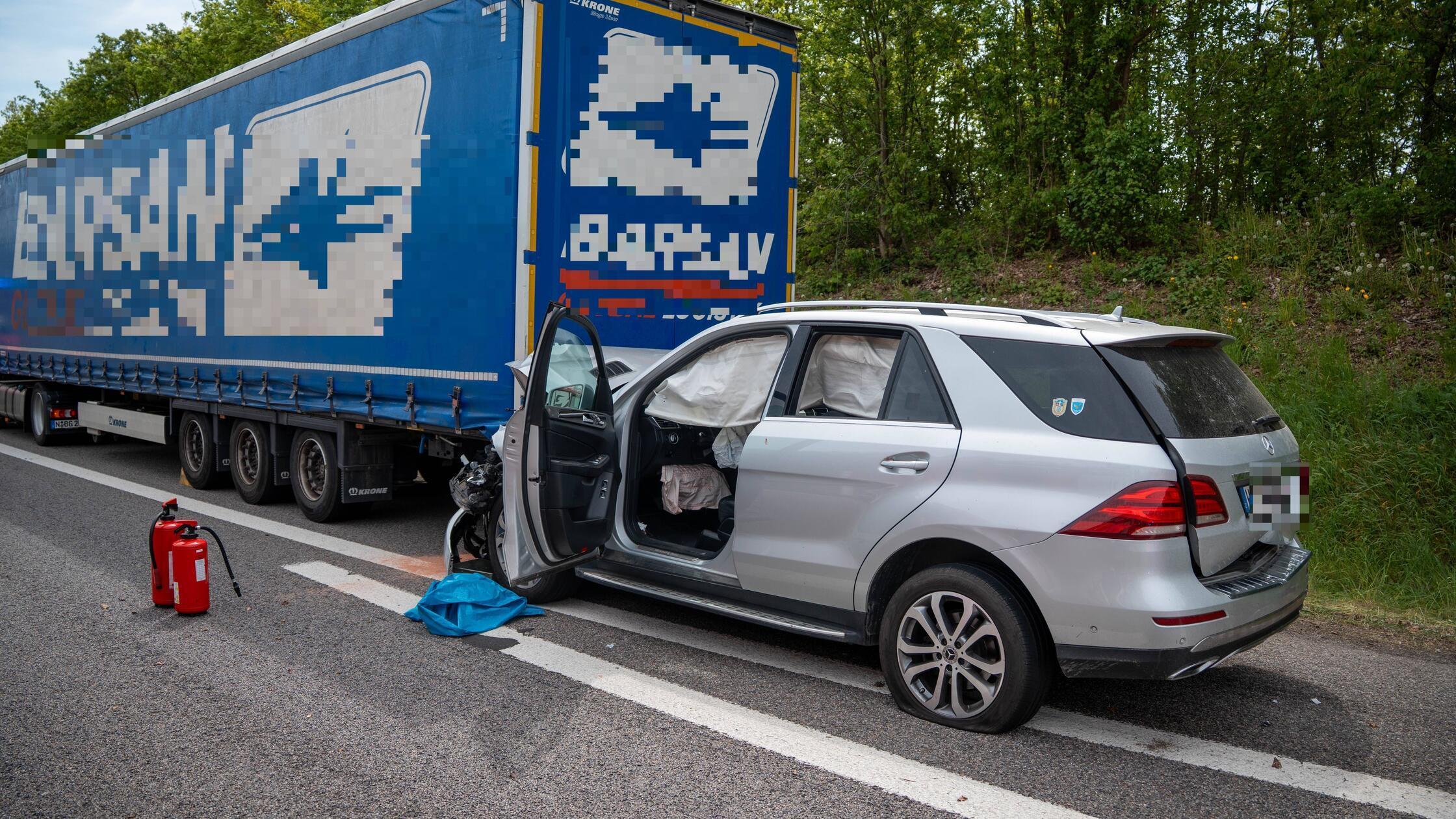 Unfall zwischen Auto und Lastwagen: Drei Verletzte